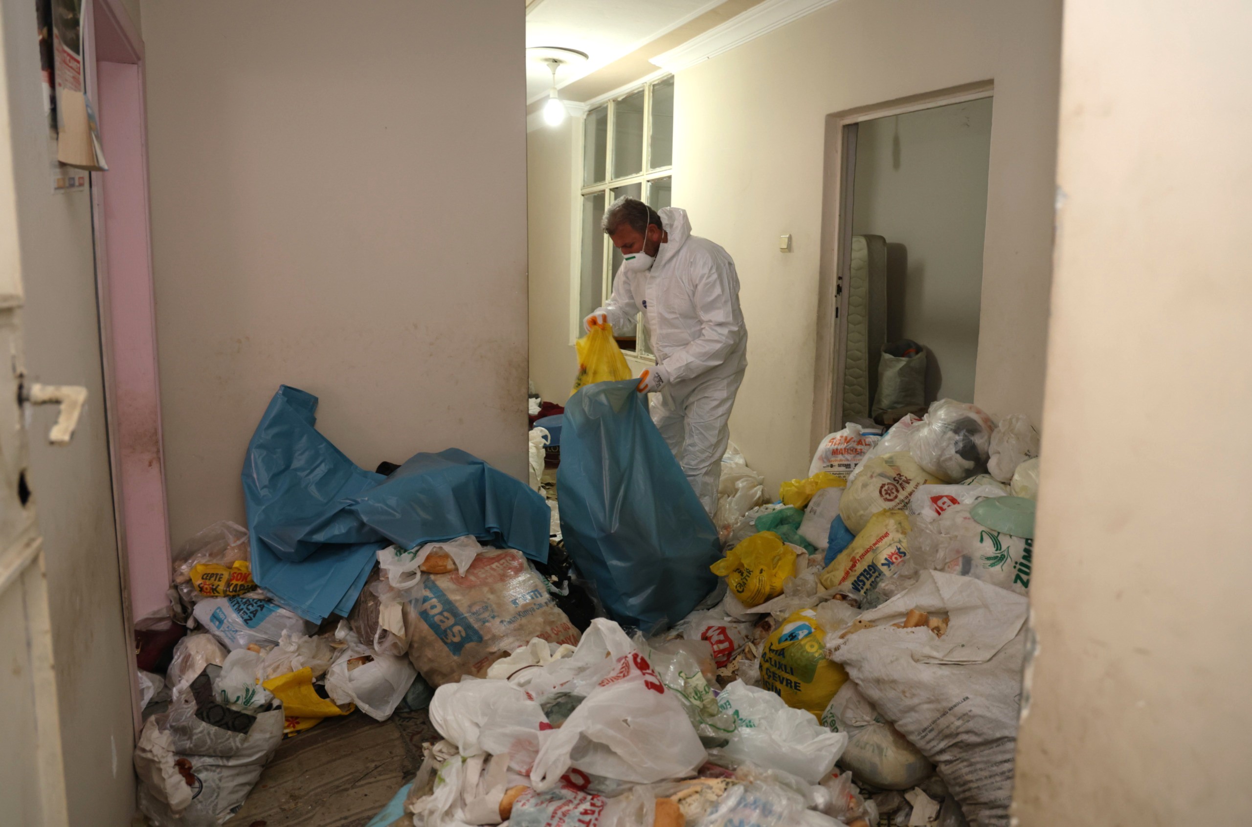 Toroslar Belediyesinden Çöp Ev Temizliği: 8 Ton Atık Çıkarıldı 115 Bin Lira ve Ruhsatsız Silah Bulundu