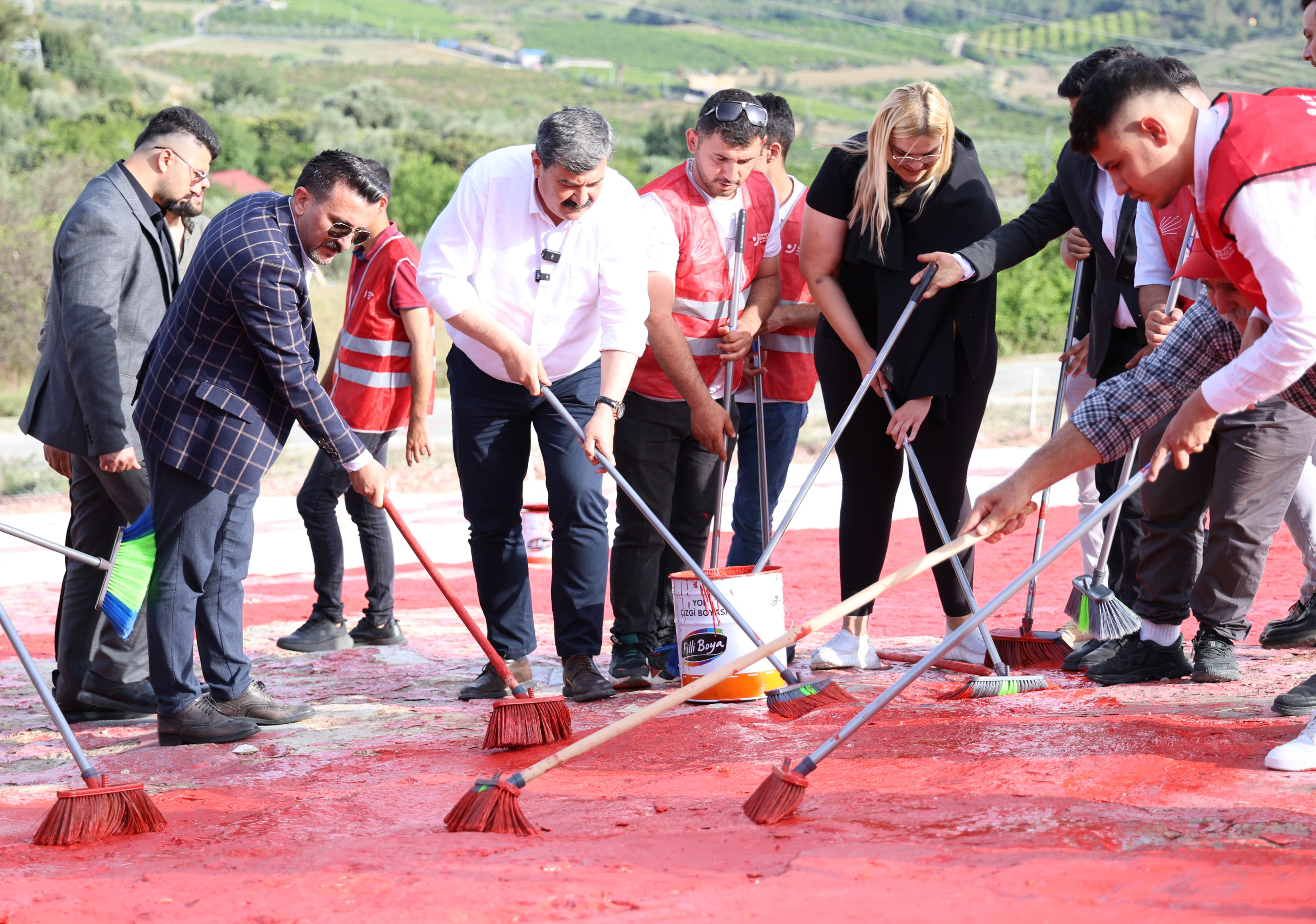BAŞKAN YILDIZ, KENTİN SİMGESİ OLAN AY YILDIZLI TÜRK BAYRAĞI’NI GENÇLERLE BOYADI