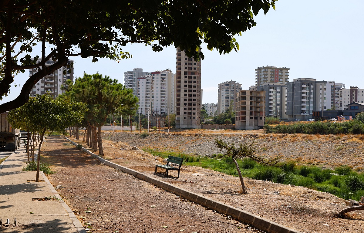 MÜFTÜ DERESİ YÜRÜYÜŞ YOLUNDA İŞGALE SON: TOROSLAR BELEDİYESİNDEN DÜZENLEME