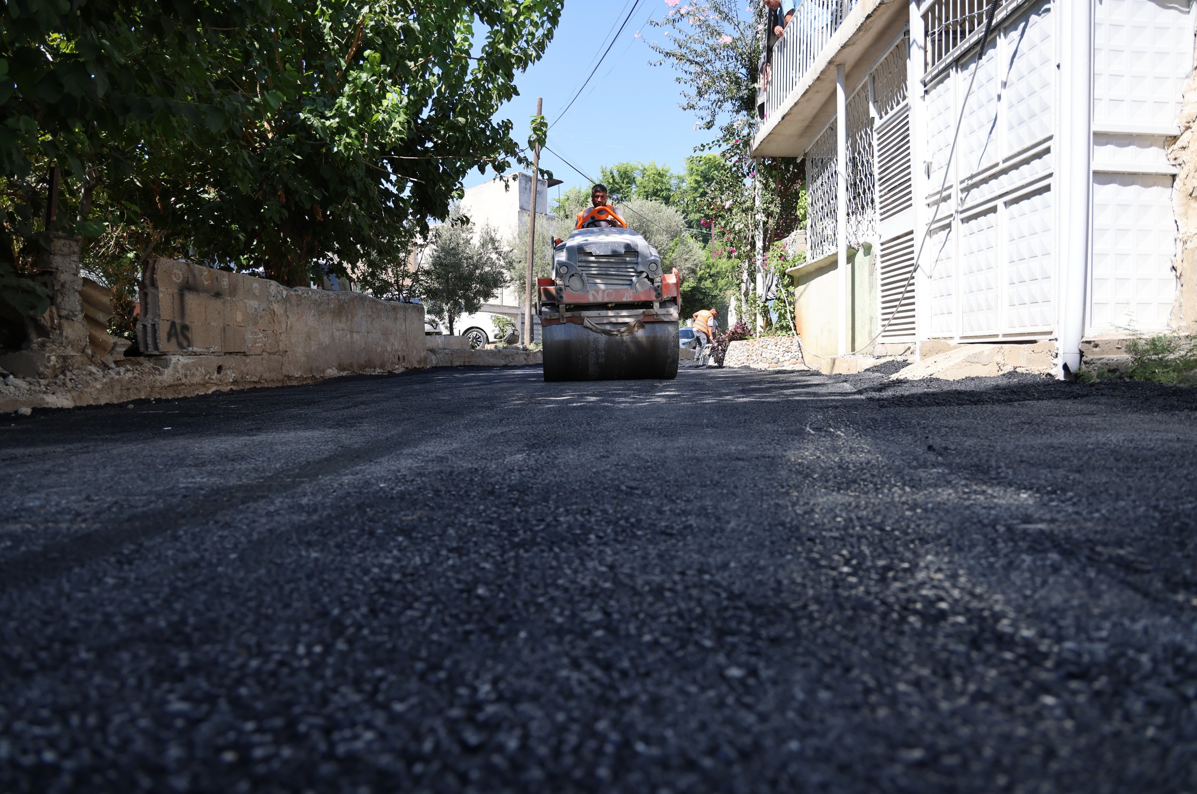 TOROSLAR’DA YOL VE KALDIRIM ÇALIŞMALARI SÜRÜYOR