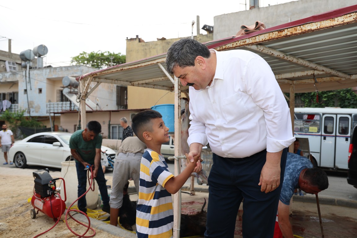 BAŞKAN YILDIZ, VATANDAŞLARLA BAYRAMLAŞTI, KURBAN KESİM YERLERİNİ ZİYARET ETTİ