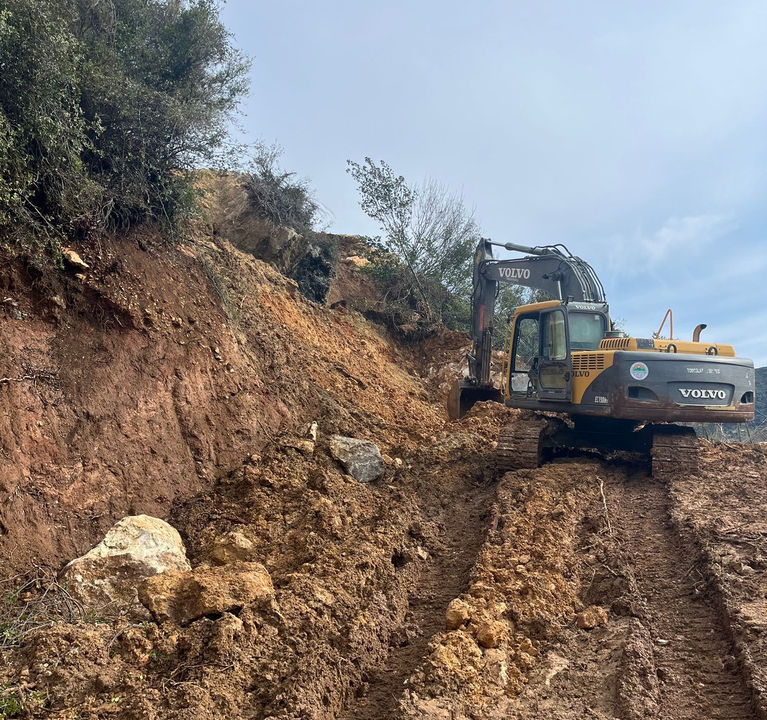 TOROSLAR BELEDİYESİ KIRSALDA ULAŞIM GÜVENLİĞİNİ ARTIRIYOR