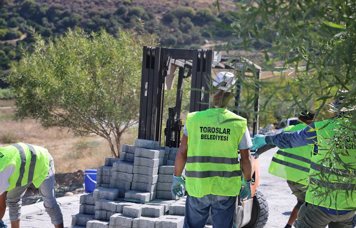 TOROSLAR’DA YOLLAR YENİLENİYOR, ULAŞIM RAHATLIYOR