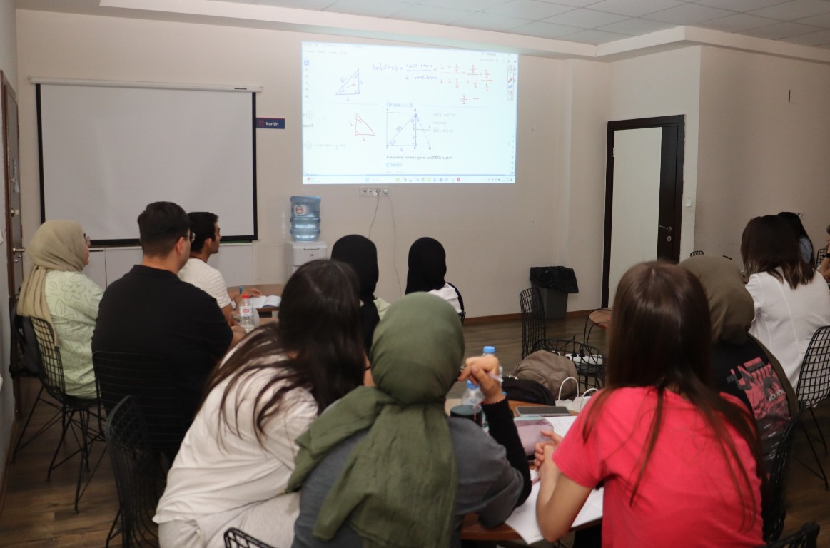 TOROSLAR AKADEMİ EĞİTİM MERKEZİ’NDE SINAVA HAZIRLANAN ÖĞRENCİLERE ETÜT DESTEĞİ
