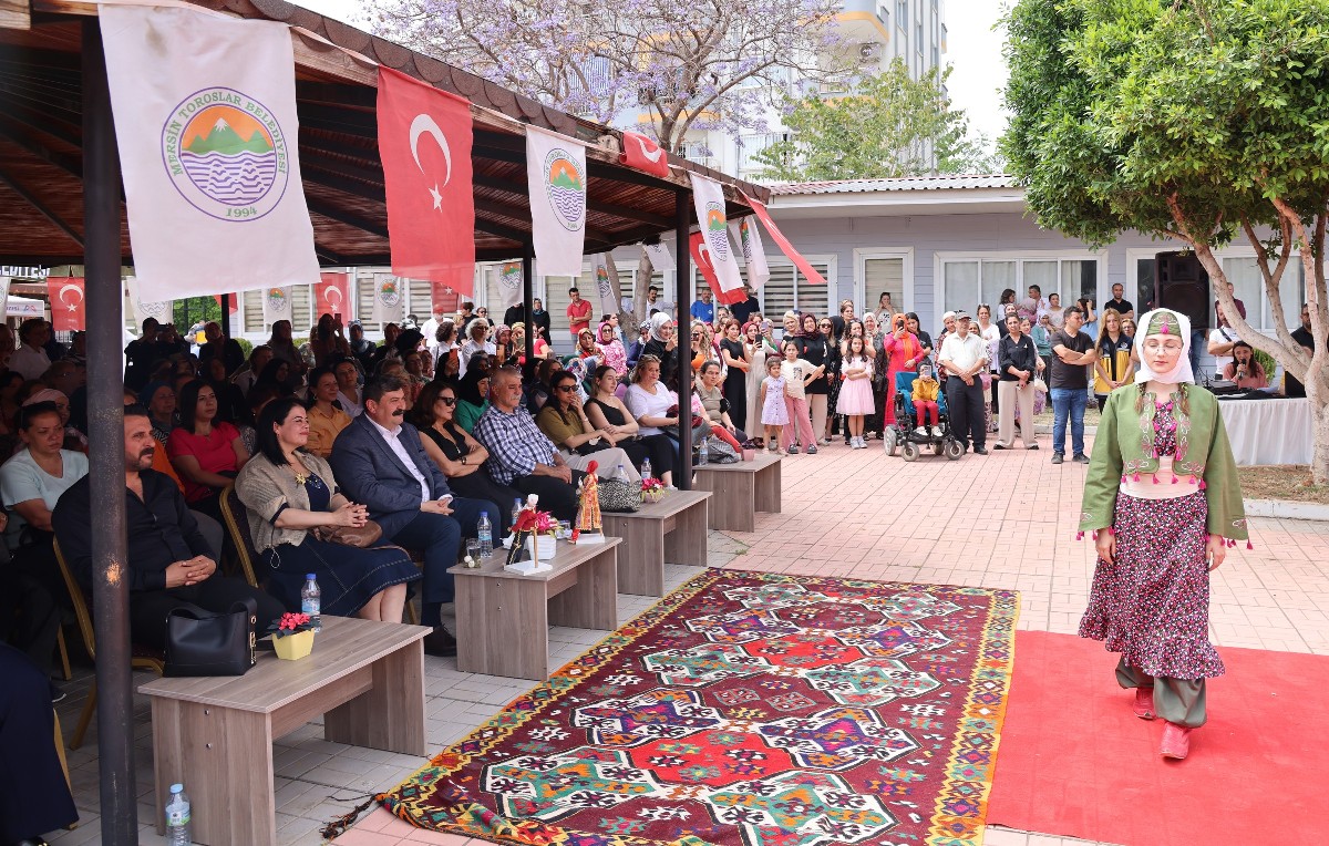 BAŞKAN YILDIZ, TOROSLAR’IN KADIN ÜRETİCİLERİYLE ANNELER GÜNÜ ETKİNLİĞİNDE BULUŞTU