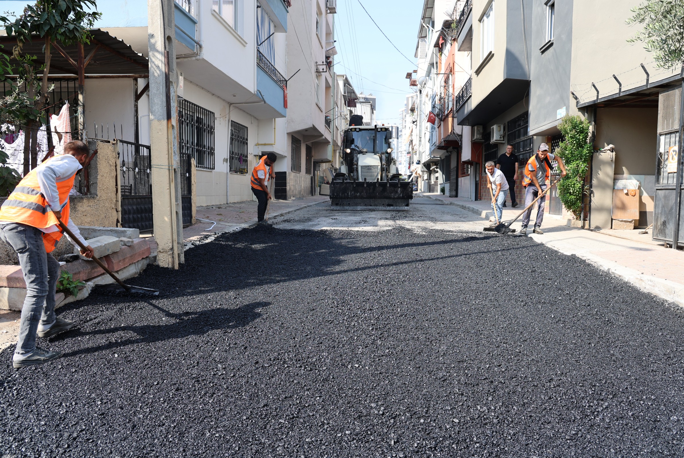 TOROSLAR’DA YOL VE KALDIRIM ÇALIŞMALARI SÜRÜYOR