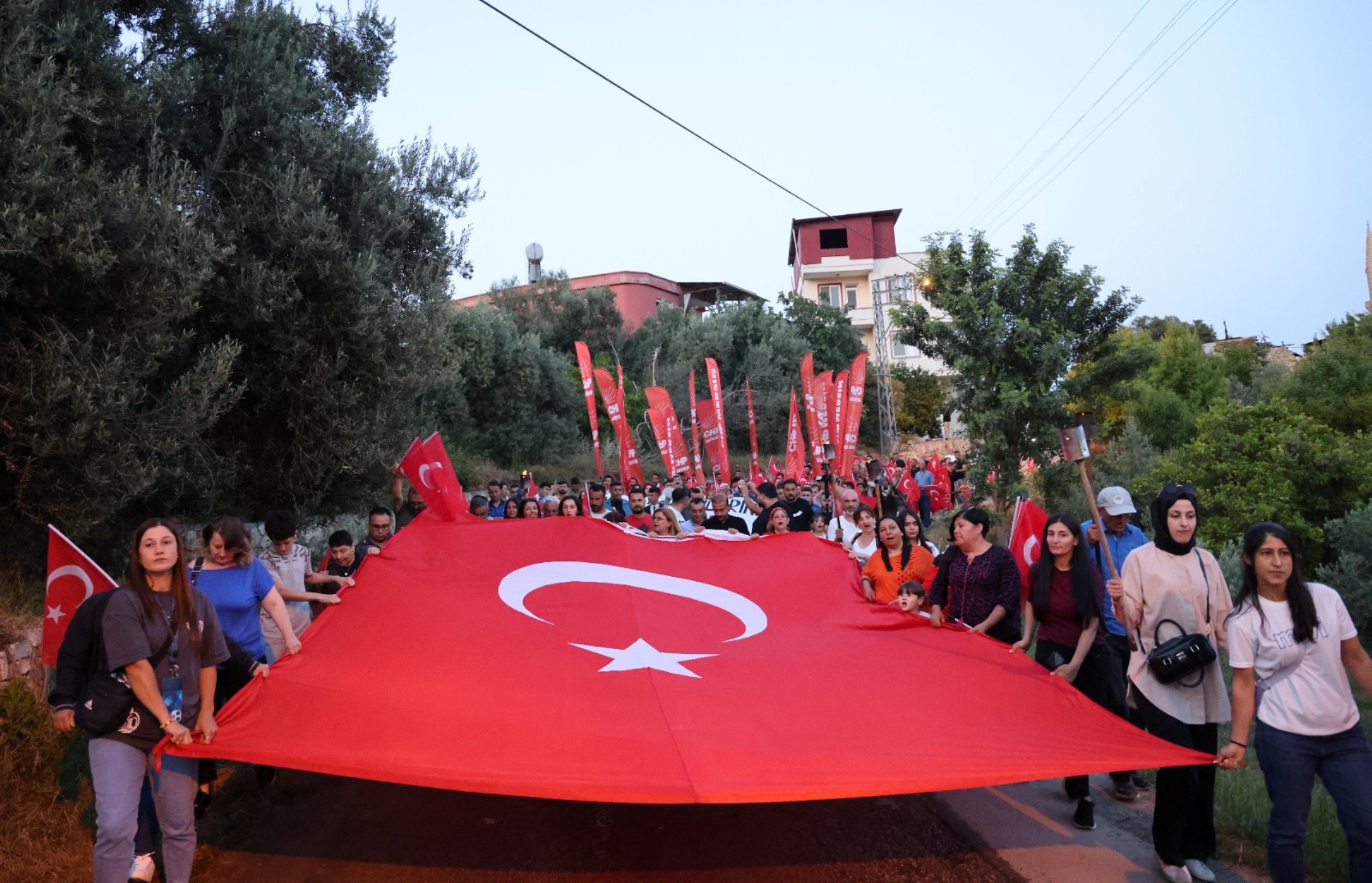TOROSLAR’DA 19 MAYIS COŞKUSU, MEŞALELERLE YÜRÜDÜLER