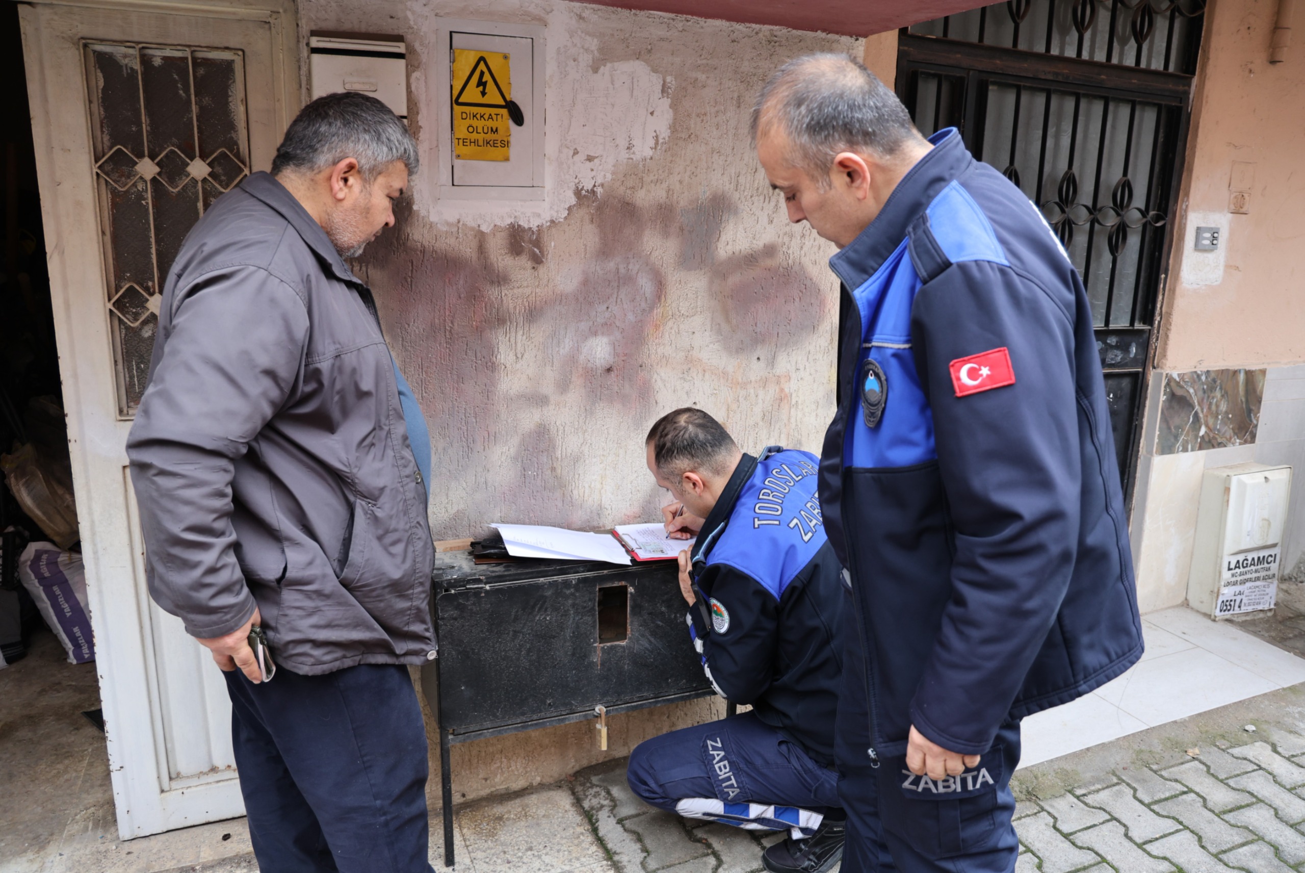 Toroslar Belediyesinden Çöp Ev Temizliği: 8 Ton Atık Çıkarıldı 115 Bin Lira ve Ruhsatsız Silah Bulundu